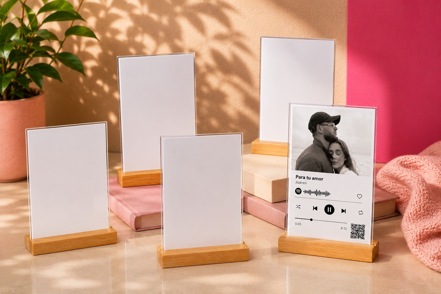 Portarretrato de lámina personalizable con base de madera